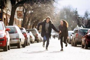 cara e a garota se divertindo em uma rua da cidade foto