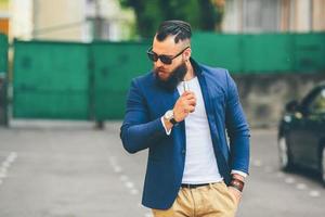 homem de barba fuma cigarro eletrônico foto