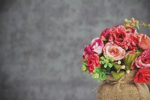 close-up de flor de plástico e processo com tinta a óleo foto