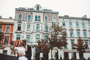 casal de noivos em um prédio futurista foto