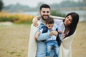 jovem família com um menino para se divertir foto