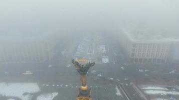 estátua de berehynia no topo do monumento da independência em kiev, ucrânia foto