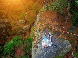 imagem de drone aéreo de cima para baixo de uma floresta. foto