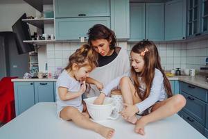 família feliz cozinhar juntos na cozinha foto