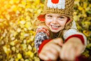 sorriso da filha na câmera foto