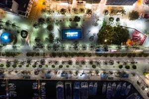 bela vista aérea na costa da cidade à noite foto