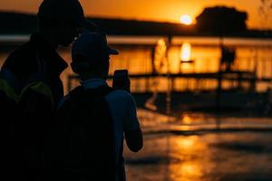 dois caras na margem do rio. foto