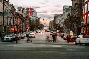 kiev, ucrânia - 14 de abril de 2019 visão noturna das ruas de kiev. confusão urbana. rua bogdan khmelnitsky foto