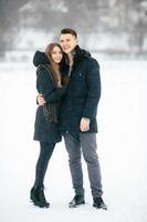 casal posando em um parque nevado foto