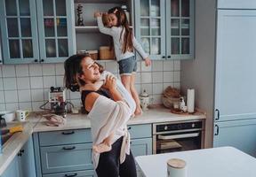 família feliz se divertindo na cozinha foto