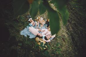 família feliz no gramado no parque foto