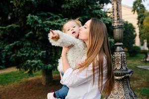 mãe e filha em um parque foto