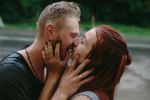 lindo casal beijando na chuva foto