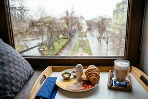 café da manhã em uma mesa de madeira perto da janela foto