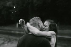 lindo casal beijando na chuva foto