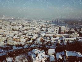 imagens de drones aéreos. panorama de podil em kiev foto