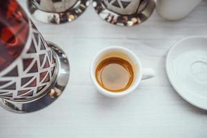xícara de cappuccino na mesa de madeira branca. foto