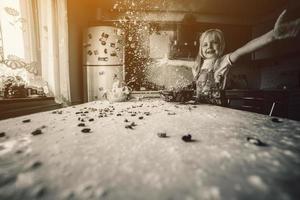 menina na cozinha foto