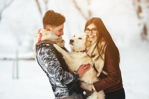 jovem casal se divertindo em winter park foto