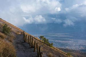 trilha em uma montanha foto