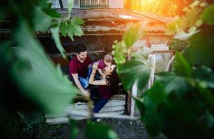 jovem família com uma criança na natureza foto