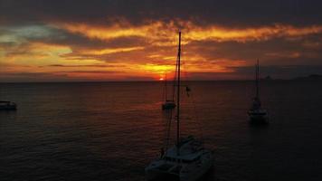 vista aérea do drone em barcos de transporte no mar, pôr do sol foto