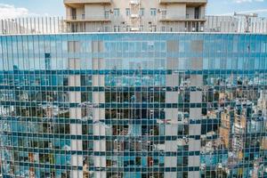 reflexão da rua na fachada do edifício de aço de vidro foto