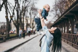 jovem mãe com seu filho foto