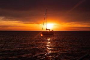 vista aérea do drone no transporte de barco no mar, pôr do sol foto