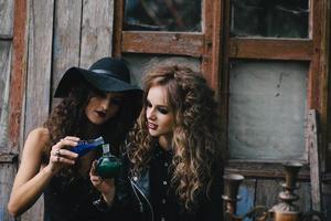 duas bruxas vintage realizam ritual mágico foto