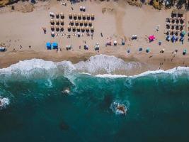praia com espreguiçadeiras na costa do oceano foto
