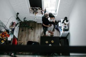 homem e mulher na cozinha foto