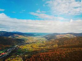 pequena cidade no campo foto