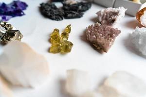 coleção de belas pedras preciosas na mesa branca. foto