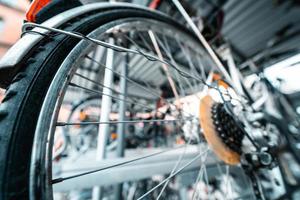 muitas bicicletas seguidas. estacionamento de bicicletas na rua foto