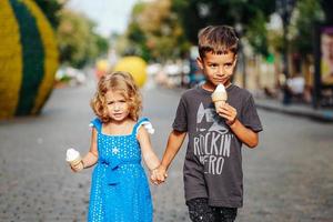 menino e menina com sorvete foto