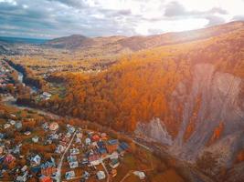 pequena cidade no campo foto