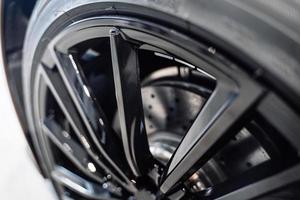 close-up da roda de liga de carro de aro. foto