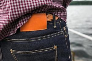 parte inferior do corpo dos homens, bolso traseiro da calça jeans e etiqueta para um comercial foto