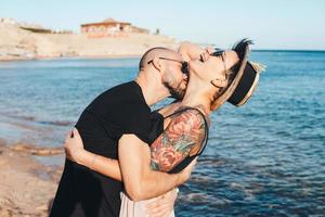 casal apaixonado se abraçando na praia foto