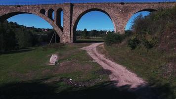 tiro aéreo da ponte ferroviária de pedra foto