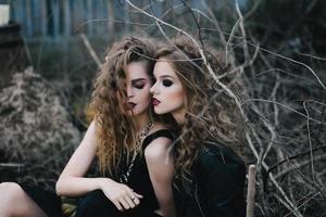 duas bruxas vintage reunidas na véspera do halloween foto