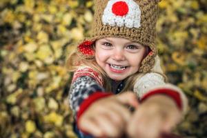 sorriso da filha na câmera foto