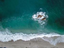 vista aérea do drone voador de pessoas relaxando foto