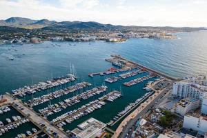 paisagem com barcos na baía de marina, mar, edifícios na cidade. foto