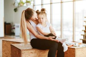 menina e mãe posando na câmera foto