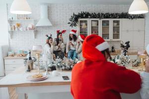 jovens multiétnicas comemorando a véspera de ano novo na festa foto