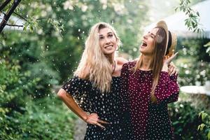 duas garotas em um parque de verão foto