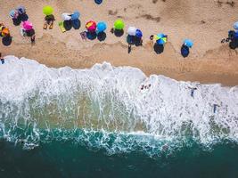 praia com espreguiçadeiras na costa do oceano foto