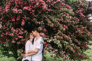 jovem casal feliz apaixonado ao ar livre foto